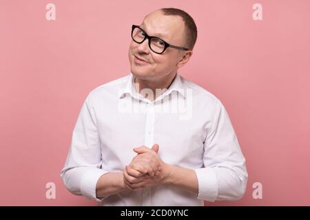 Aufmerksamer Mann mittleren Alters mit Brille, der Ihrer Meinung zuhört Stockfoto