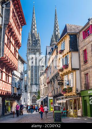 Quimper Brittany Altstadt Rue Kereon QUIMPER Kathedrale Türme im Hintergrund. Besucher schlendern auf der sonnigen historischen gepflasterten Straße. Quimper Frankreich Stockfoto