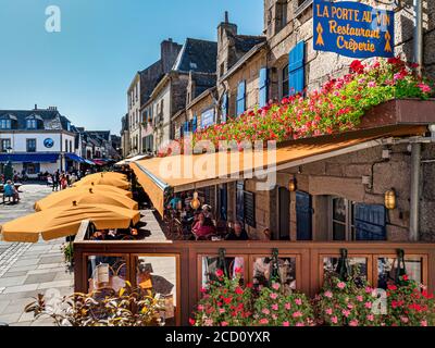 Old Concarneau Bretagne Französisches Blumenrestaurant im Freien ‘La Port Au Vin’ mit Besuchern genießen Mittagessen und die Sonne Ville schließen De Concarneau Bretagne Finistere Frankreich Stockfoto