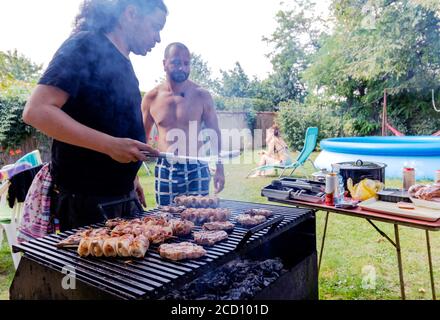 Hühnerfleisch auf Spieße und Schweinefleisch Steaks auf einem Holzkohlegrill. Grill im Garten hinter dem Hof. Stockfoto