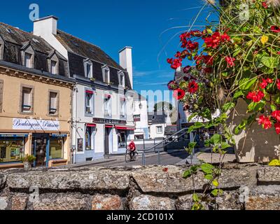 Bretagne Bretonisches Dorf 'Moelan sur Mer' kleiner Markt Bretagne Dorf Stadt mit der lokalen Boulangerie/Patisserie und Restaurant in der Kirche Quadrat von einem Blumenschmuck mit einigem Radfahrer Bretagne eingerahmt Frankreich Stockfoto