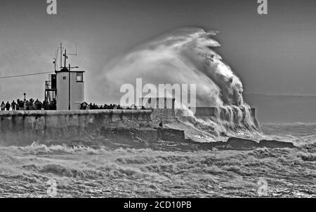 Porthcawl, South Wales, Großbritannien. August 2020. Riesige Wellen stürzen heute Morgen über die Hafenmauer und den Leuchtturm in Porthcawl in Südwales, während sich Sturm Francis auf Großbritannien entfesselt. Quelle: Phil Rees/Alamy Live News Stockfoto