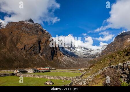 Die Felder der Farm sind durch Steinmauern in einem Tal des Himalaya geteilt; Nepal Stockfoto