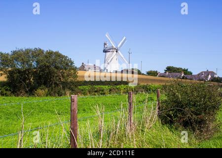 Die traditionelle Ballycopeland Windmühle an einem hellen Sommertag. Dieser historische Steinturm ist ein lokales Wahrzeichen außerhalb von Millisle County Down No Stockfoto