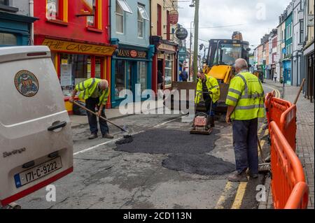 Bantry, West Cork, Irland. August 2020. Bantry Stadt war die vixtim der großen Überschwemmungen letzte Nacht mit mindestens 50 Häuser und Unternehmen leiden erhebliche Wasser-und Schlamm Schäden. Die Überschwemmungen ereignete sich während einer 4-stündigen Regenflut. Die Kraft des Wassers riss einen Teil der Straße in der New Street auf. Cork County Council ist abgebildet, die Notfallreparaturen auf der Straße. Quelle: AG News/Alamy Live News Stockfoto