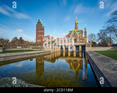 Darmstadt, Deutschland, März 01 2020: Hochzeitsturm und russisch-orthodoxe Kirche in Mathildenhöhe, Darmstadt. Stockfoto