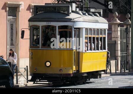 historische Straßenbahn Nr. 28 in der Altstadt von Lissabon Stockfoto