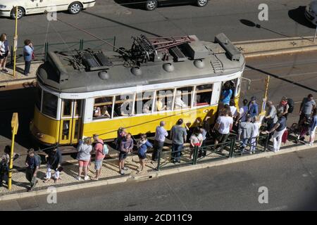 historische Straßenbahn Nr. 28 in der Altstadt von Lissabon Stockfoto