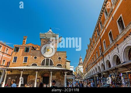 Blick auf die Kirche San Giacomo di Rialto und die Rialtobrücke In Venedig Stockfoto