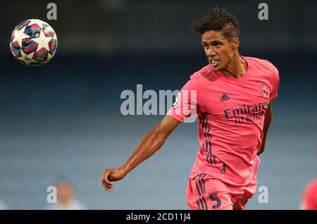 Real Madrids Raphael Varane führt den Ball in einem Versuch, den Torwart nur für Manchester City Gabriel Jesus zurück zu kippen und seine Seiten 2. Tor während der UEFA Champions League, Runde von 16, zweite Bein Spiel im Etihad Stadium, Manchester. Freitag, 7. August 2020. Siehe PA Geschichte FUSSBALL man City. Bildnachweis sollte lauten: Nick Potts/PA Wire. EINSCHRÄNKUNGEN: Nur redaktionelle Verwendung, keine kommerzielle Nutzung Stockfoto