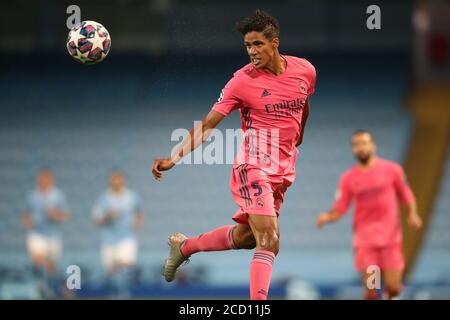 Real Madrids Raphael Varane führt den Ball in einem Versuch, den Torwart nur für Manchester City Gabriel Jesus zurück zu kippen und seine Seiten 2. Tor während der UEFA Champions League, Runde von 16, zweite Bein Spiel im Etihad Stadium, Manchester. Freitag, 7. August 2020. Siehe PA Geschichte FUSSBALL man City. Bildnachweis sollte lauten: Nick Potts/PA Wire. EINSCHRÄNKUNGEN: Nur redaktionelle Verwendung, keine kommerzielle Nutzung Stockfoto