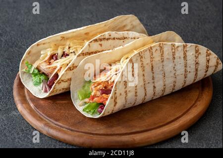 Tacos: Traditionelle mexikanische Gerichte auf Holzbrett Stockfoto