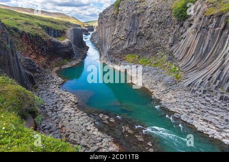 Jökla Gletscherfluss und Basaltsäulen, vulkanische Gesteinsformationen an der Studlagil / Stuðlagil Canyon, Jökuldalur / Glacier Valley, Austurland, Island Stockfoto