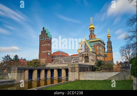 Darmstadt, Deutschland, März 01 2020: Hochzeitsturm und russisch-orthodoxe Kirche in Mathildenhöhe, Darmstadt. Stockfoto