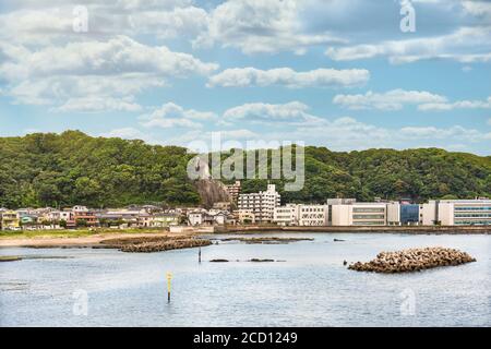 kanagawa, japan - juli 18 2020: Tetrapoden vor dem Kurihama Strand mit den Hügeln der Miura Halbinsel im Hintergrund. Stockfoto