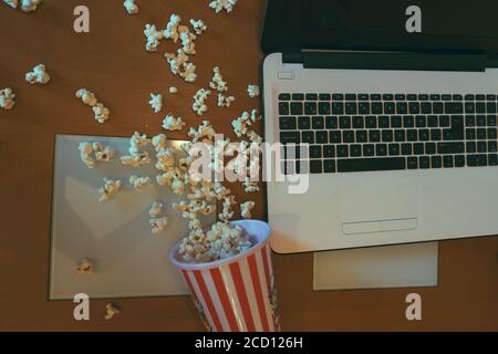 Filmzeit! Popcorn auf dem Tisch neben dem Laptop Stockfoto