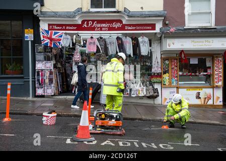 Windsor, Berkshire, Großbritannien. August 2020. In Windsor wurde heute gegenüber dem Schloss Windsor ein neuer Fußgängerweg errichtet. Ehemalige Parkplätze am Straßenrand werden nun als Fußgängerweg genutzt, um mehr Platz für soziale Distanzierung zu bieten, da Gehwege in Windsor oft voll sind. Quelle: Maureen McLean/Alamy Stockfoto