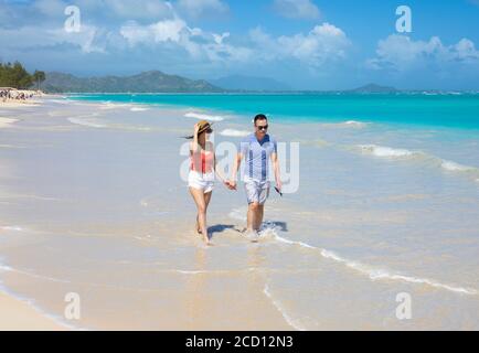 Ein asiatisches Paar, das einen Urlaub im Kailua Beach Park genießt: Kailua, Oahu, Hawaii, Vereinigte Staaten von Amerika Stockfoto