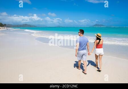 Ein asiatisches Paar, das einen Urlaub im Kailua Beach Park genießt: Kailua, Oahu, Hawaii, Vereinigte Staaten von Amerika Stockfoto