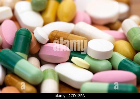 Medikamente (Tabletten, Kapseln, Pillen) von verschiedenen Arten, Größen und Farben, in großen Mengen angehäuft. Nahaufnahme. Konzepte von Krankheit, Krankheit, Behandlung und mir Stockfoto