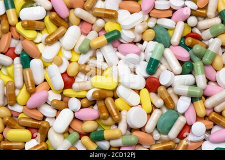 Medikamente (Tabletten, Kapseln, Pillen) von verschiedenen Arten, Größen und Farben, in großen Mengen angehäuft. Nahaufnahme. Konzepte von Krankheit, Krankheit, Behandlung und mir Stockfoto