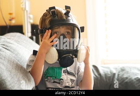 Montreal, Quebec, Kanada, 25. August 2020.Junge 5-jährige Junge trägt. Eine Gasmaske.Credit: Mario Beauregard / Alamy News Stockfoto