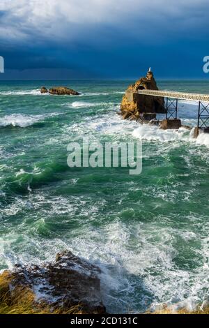 Biarritz' Rocher de la Vierge (Felsen der Jungfrau) vor dem Sturm. Biarritz, Frankreich Stockfoto