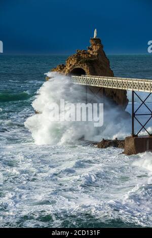 Biarritz' Rocher de la Vierge (Felsen der Jungfrau) vor dem Sturm. Biarritz, Frankreich Stockfoto