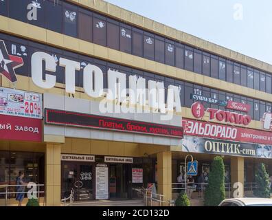 Maykop, Russland - 24. August 2018: Die Fassade des Einkaufszentrums Stolitsa mit Schildern und Ladennamen an einem Sommertag Stockfoto