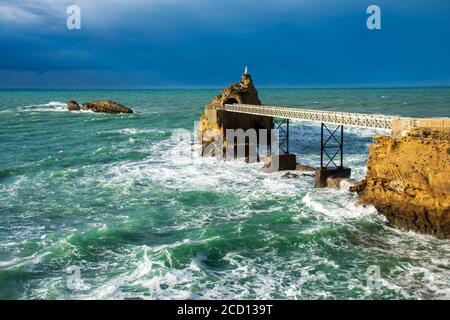 Biarritz' Rocher de la Vierge (Felsen der Jungfrau) vor dem Sturm. Biarritz, Frankreich Stockfoto