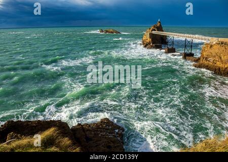 Biarritz' Rocher de la Vierge (Felsen der Jungfrau) vor dem Sturm. Biarritz, Frankreich Stockfoto