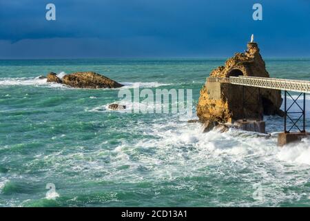 Biarritz' Rocher de la Vierge (Felsen der Jungfrau) vor dem Sturm. Biarritz, Frankreich Stockfoto