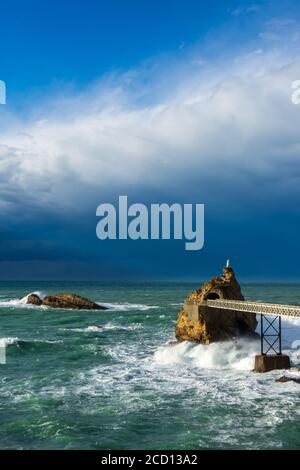 Biarritz' Rocher de la Vierge (Felsen der Jungfrau) vor dem Sturm. Biarritz, Frankreich Stockfoto