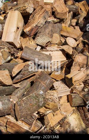 Haufen gehacktes Brennholz, Nahaufnahme Stockfoto
