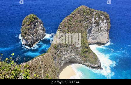 Kelingking Beach, T-Rex Cliffs, umgeben von wunderschönem tiefblauem Wasser in Nusa Penida, Indonesien Stockfoto