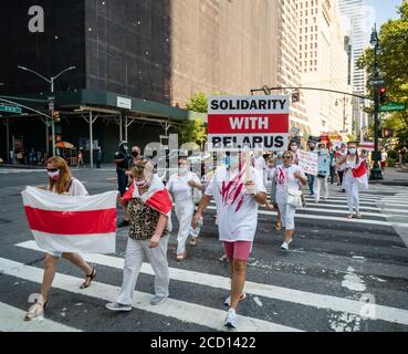 Weißrussland-Amerikaner und ihre Anhänger protestieren am Samstag, den 22. August 2020 in Midtown Manhattan in New York über die autoritäre Herrschaft von Aleksandr Lukaschenko, dem Präsidenten von Belarus seit 26 Jahren. Demonstrationen in Belarus nach einer umstrittenen Wahl am 9. August, die Lukaschenko behauptete, in einem Erdrutschsieg gewonnen zu haben. (© Richard B. Levine) Stockfoto