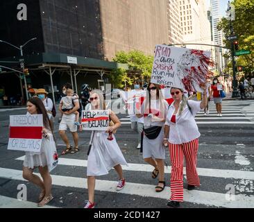 Weißrussland-Amerikaner und ihre Anhänger protestieren am Samstag, den 22. August 2020 in Midtown Manhattan in New York über die autoritäre Herrschaft von Aleksandr Lukaschenko, dem Präsidenten von Belarus seit 26 Jahren. Demonstrationen in Belarus nach einer umstrittenen Wahl am 9. August, die Lukaschenko behauptete, in einem Erdrutschsieg gewonnen zu haben. (© Richard B. Levine) Stockfoto