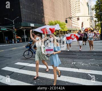 Weißrussland-Amerikaner und ihre Anhänger protestieren am Samstag, den 22. August 2020 in Midtown Manhattan in New York über die autoritäre Herrschaft von Aleksandr Lukaschenko, dem Präsidenten von Belarus seit 26 Jahren. Demonstrationen in Belarus nach einer umstrittenen Wahl am 9. August, die Lukaschenko behauptete, in einem Erdrutschsieg gewonnen zu haben. (© Richard B. Levine) Stockfoto