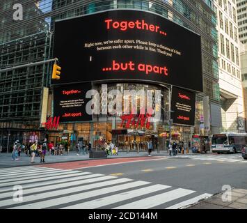 Das H&M Kaufhaus am Times Square in New York am Samstag, den 22. August 2020 (© Richard B. Levine) Stockfoto