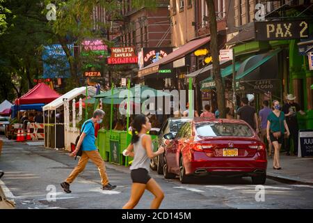 Am Sonntag, den 23. August 2020, können Sie im Freien auf der MacDougal Street im Stadtteil Greenwich Village in New York speisen. Während das Essen im Freien jetzt erlaubt ist, wurde das Essen im Innenbereich als Teil der Phase 3 Wiedereröffnung in New York City aufgrund von Bedenken wegen der Nichteinhaltung von Coronaviren verschoben. (© Richard B. Levine) Stockfoto