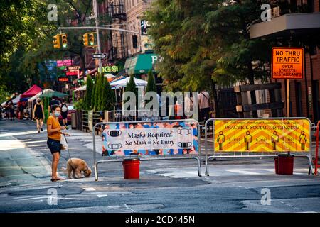 Am Sonntag, den 23. August 2020, können Sie im Freien auf der MacDougal Street im Stadtteil Greenwich Village in New York speisen. Während das Essen im Freien jetzt erlaubt ist, wurde das Essen im Innenbereich als Teil der Phase 3 Wiedereröffnung in New York City aufgrund von Bedenken wegen der Nichteinhaltung von Coronaviren verschoben. (© Richard B. Levine) Stockfoto