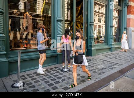 Am Sonntag, den 23. August 2020, warten Einkäufer darauf, den Prada-Laden in Soho in New York zu betreten. ( © Richard B. Levine) Stockfoto