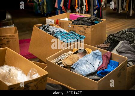 Kisten mit gebrauchter Kleidung, die am Freitag, den 21. August 2020, in einem Sparmarkt in New York zu Preisen und sortiert werden. (© Richard B. Levine) Stockfoto