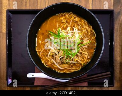Japanische Schüssel mit traditionellen Nudelsuppe Miso Ramen, Nudeln in Suppe auf Miso-Basis Stockfoto