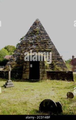 Die 25 Meter hohe Pyramide steht im Kirchhof der Brightling Church, East Sussex, der letzten Ruhestätte von John 'Mad Jack' Fuller MP. Stockfoto