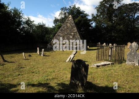 Die 25 Meter hohe Pyramide steht im Kirchhof der Brightling Church, East Sussex, der letzten Ruhestätte von John 'Mad Jack' Fuller MP. Stockfoto