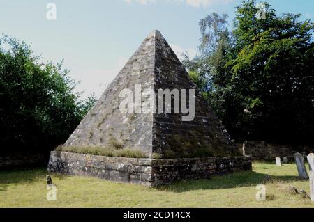 Die 25 Meter hohe Pyramide steht im Kirchhof der Brightling Church, East Sussex, der letzten Ruhestätte von John 'Mad Jack' Fuller MP. Stockfoto