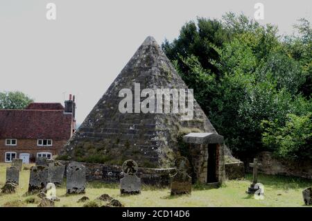 Die 25 Meter hohe Pyramide steht im Kirchhof der Brightling Church, East Sussex, der letzten Ruhestätte von John 'Mad Jack' Fuller MP. Stockfoto