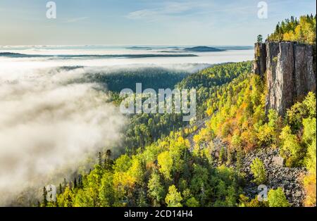 Sonnenaufgang über einem nebligen, nebligen Tal im Canadian Shield; Dorian, Ontario, Kanada Stockfoto