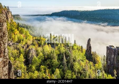 Sonnenaufgang über einem nebligen, nebligen Tal im Canadian Shield; Dorian, Ontario, Kanada Stockfoto